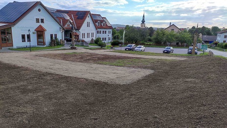 Read more about the article <strong>Versiegelungsfreie Parkplatzerweiterung Großschönau</strong>