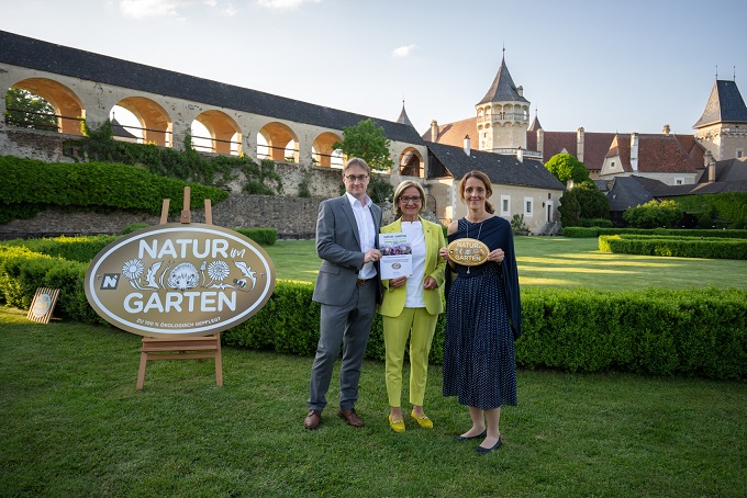 Read more about the article Goldener Igel für die „Natur im Garten“ Gemeinden Moorbad Harbach und Großschönau